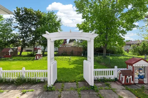 13 Bronte Crescent Barrie ON L4N 5B8