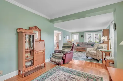 204 Dominion Drive Clearview ON L0M 1S0