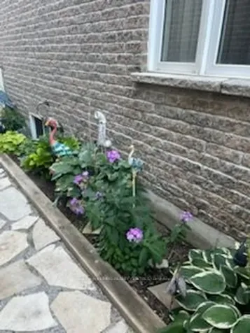 13 Surrey Street Barrie ON L4M 0C5