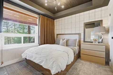 10 Pine Hill Oro-medonte ON L4M 4Y8