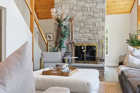 10 Pine Hill Oro-medonte ON L4M 4Y8