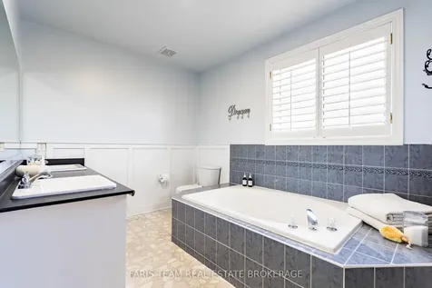 11 Berry Court Barrie ON L4N 0J6