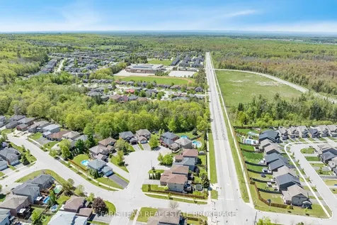 11 Berry Court Barrie ON L4N 0J6