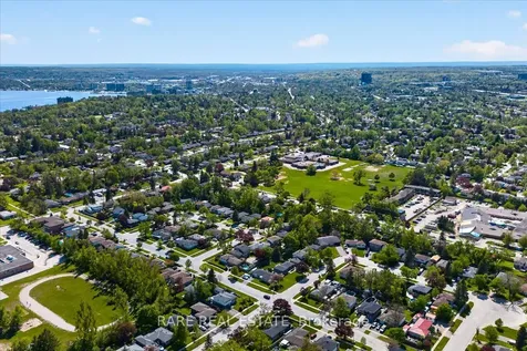21 Porter Crescent Barrie ON L4M 5H8