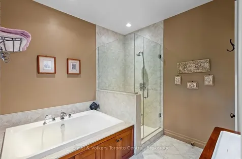 19 Georgian Manor Drive Collingwood ON L9Y 3Z1