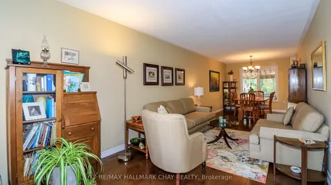 13 Bailey Court Barrie ON L4N 8N1