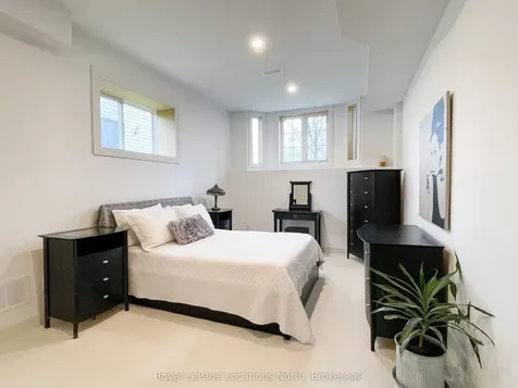 86 Marilyn Avenue S Wasaga Beach ON L9Z 2Y1