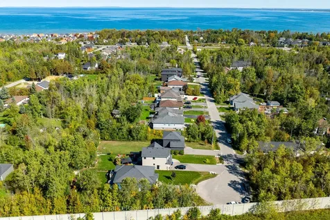 86 Marilyn Avenue S Wasaga Beach ON L9Z 2Y1