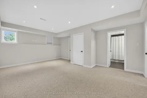 48 Oriole Crescent Wasaga Beach ON L9Z 1A9