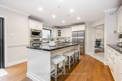 18 Mills Circle Springwater ON L9X 0J7