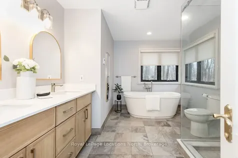 18 Mills Circle Springwater ON L9X 0J7