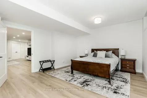 18 Mills Circle Springwater ON L9X 0J7