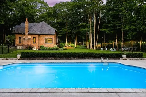 18 Mills Circle Springwater ON L9X 0J7