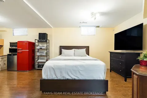 14 Nightingale Crescent Barrie ON L4N 8A3