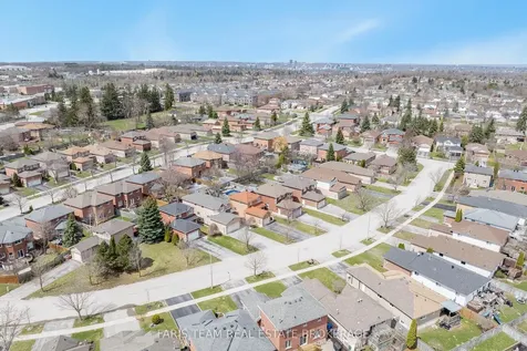 14 Nightingale Crescent Barrie ON L4N 8A3
