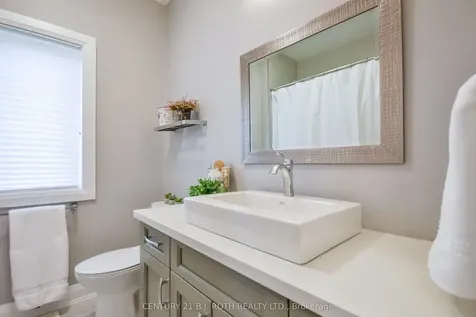 37 Wendat Trail Springwater ON L4M 6T6