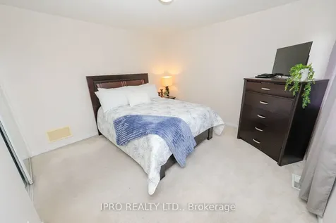 74 Aylesbury Drive Brampton ON L7A 0W2