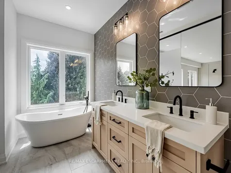 974 North Shore Boulevard W Burlington ON L7T 1B1