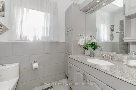 32 Simmons Boulevard Brampton ON L6V 3V5