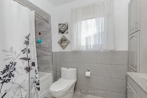 32 Simmons Boulevard Brampton ON L6V 3V5