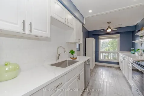 32 Simmons Boulevard Brampton ON L6V 3V5