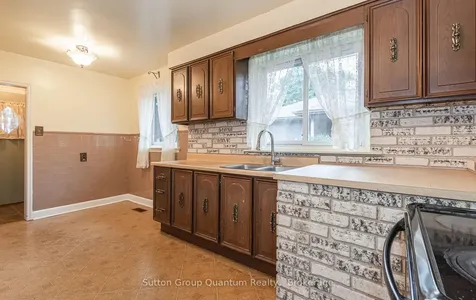 693 Ashley Avenue Burlington ON L7R 2Z2