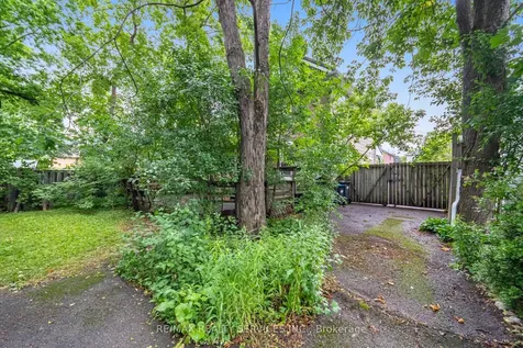 24 Hillcrest Avenue Brampton ON L6W 1Y8