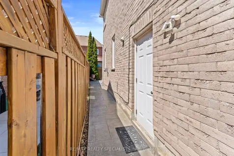 14 Banks Drive Brampton ON L6P 1C7