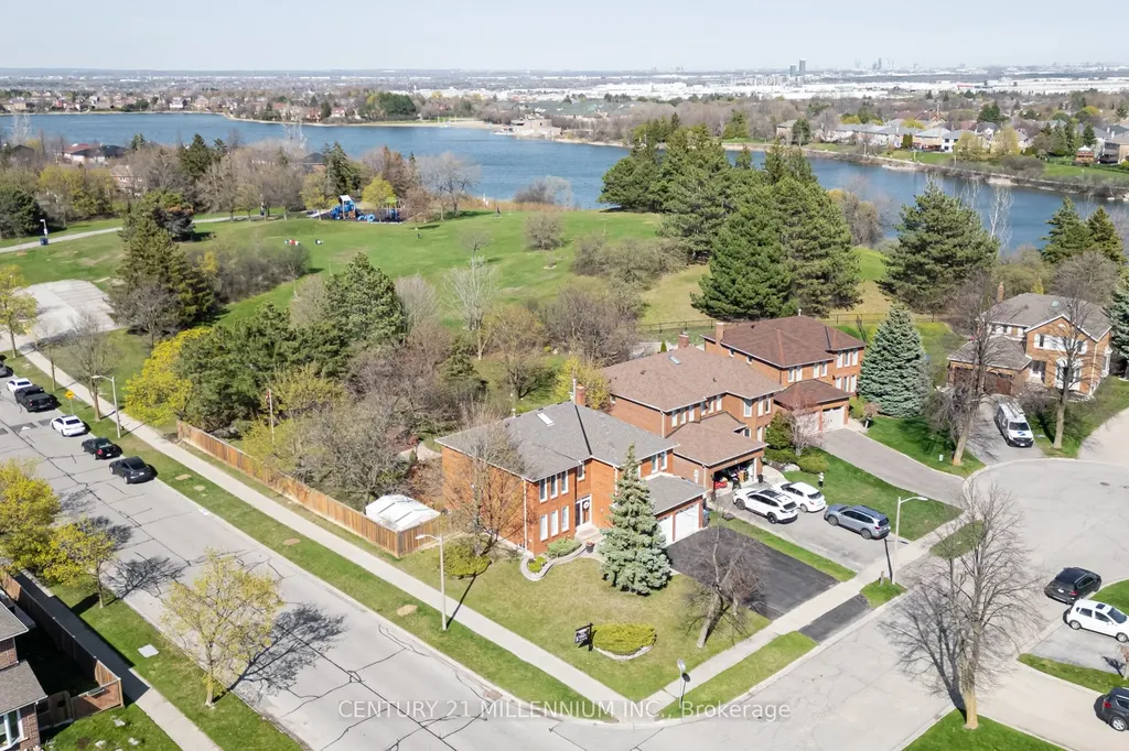 18 Pebble Beach Court Brampton ON L6S 4E9