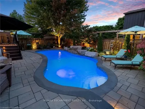 2079 Hunters Wood Drive Burlington ON L7M 2T1