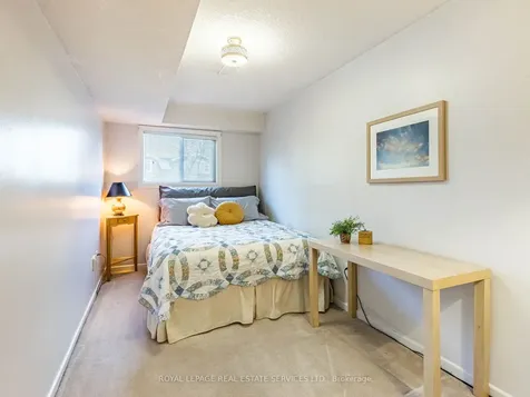 196 Cullum Court Burlington ON L7T 4A9