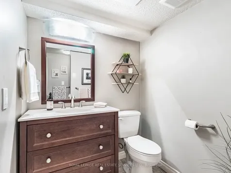 196 Cullum Court Burlington ON L7T 4A9