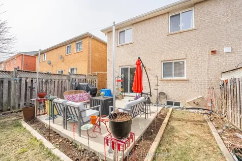 22 Mistdale Crescent Brampton ON L7A 1S1