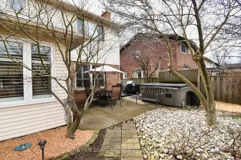 3219 Hazelwood Avenue Burlington ON L7M 2V3