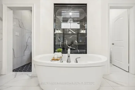 18 Dalmeny Drive Brampton ON L6X 0X3