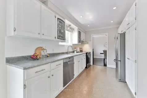 1496 Clinton Court Burlington ON L7M 1N2