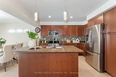 19 Snapdragon Square Brampton ON L6P 3K4