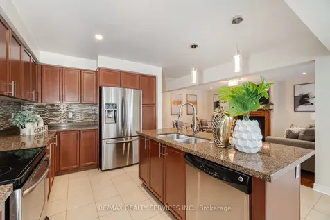 19 Snapdragon Square Brampton ON L6P 3K4