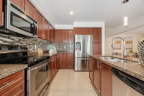 19 Snapdragon Square Brampton ON L6P 3K4