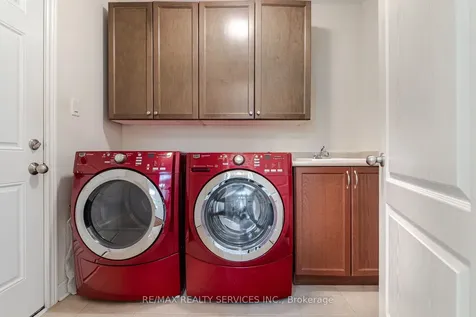 19 Snapdragon Square Brampton ON L6P 3K4