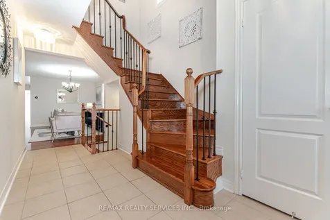 19 Snapdragon Square Brampton ON L6P 3K4