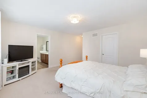 19 Snapdragon Square Brampton ON L6P 3K4