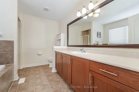 19 Snapdragon Square Brampton ON L6P 3K4