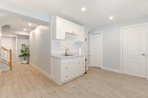 19 Snapdragon Square Brampton ON L6P 3K4