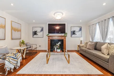 19 Snapdragon Square Brampton ON L6P 3K4