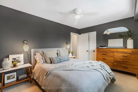 393 Beechwood Crescent Burlington ON L7L 3P7