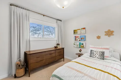 393 Beechwood Crescent Burlington ON L7L 3P7