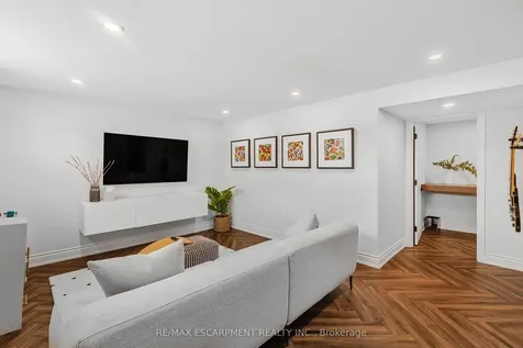 393 Beechwood Crescent Burlington ON L7L 3P7