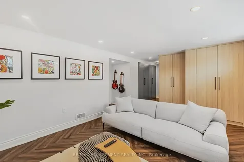 393 Beechwood Crescent Burlington ON L7L 3P7