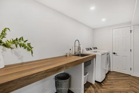 393 Beechwood Crescent Burlington ON L7L 3P7